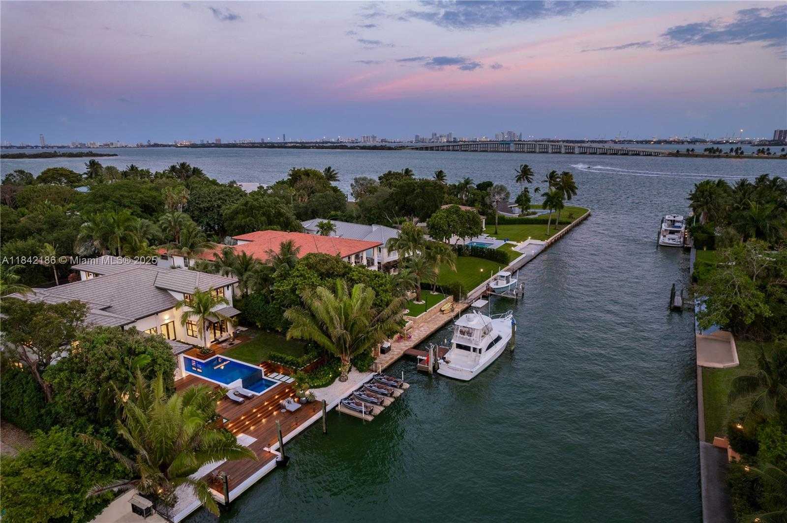 Small Image of 4241 PALM LN, Miami Number 87