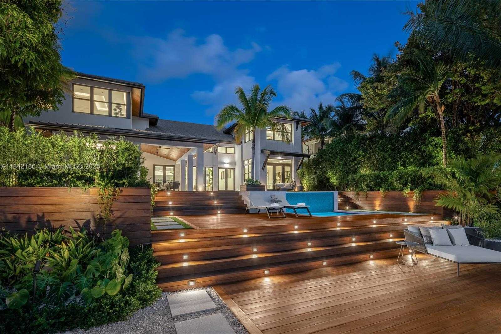 Small Image of 4241 PALM LN, Miami Number 88