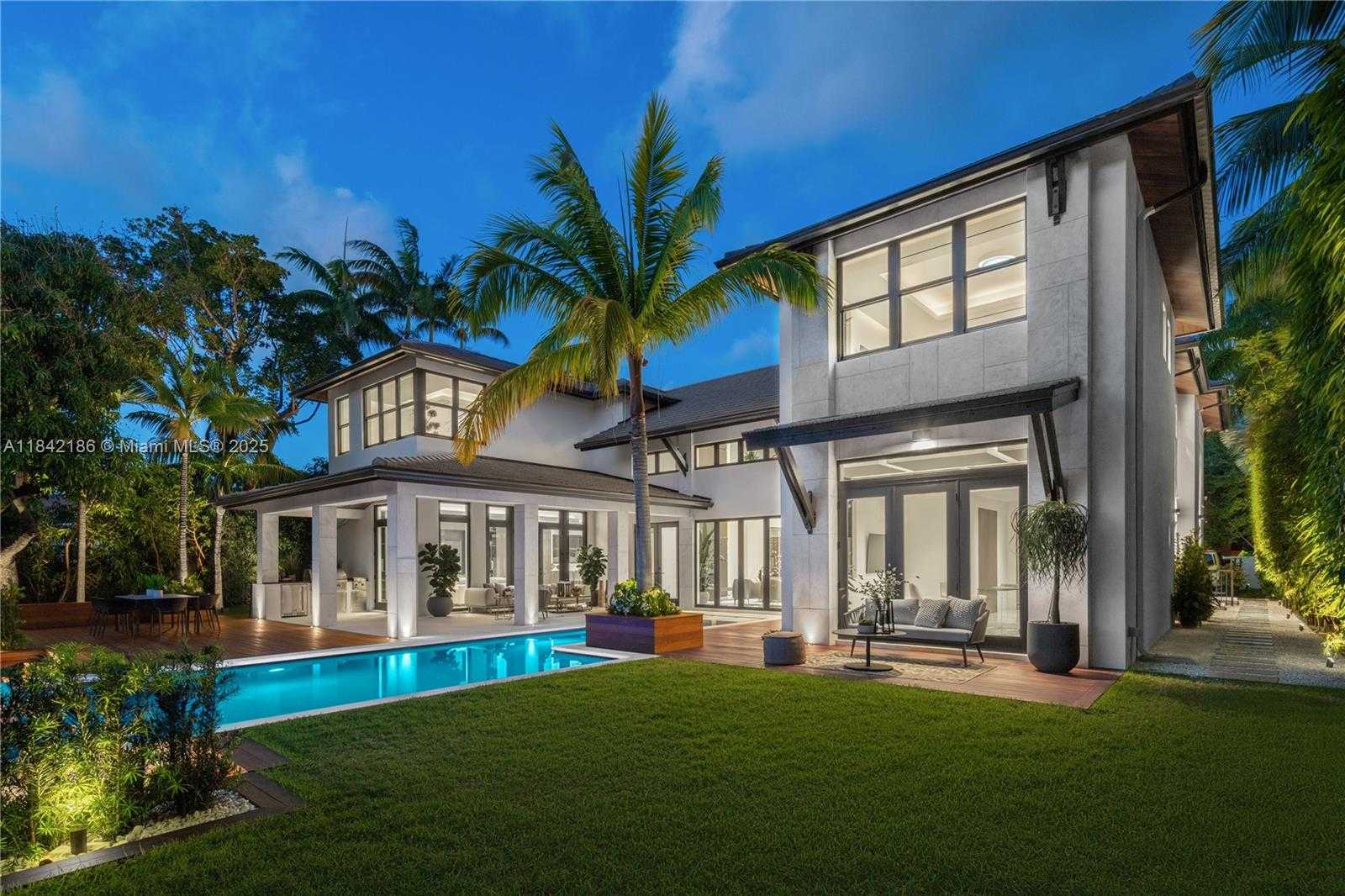 Small Image of 4241 PALM LN, Miami Number 89