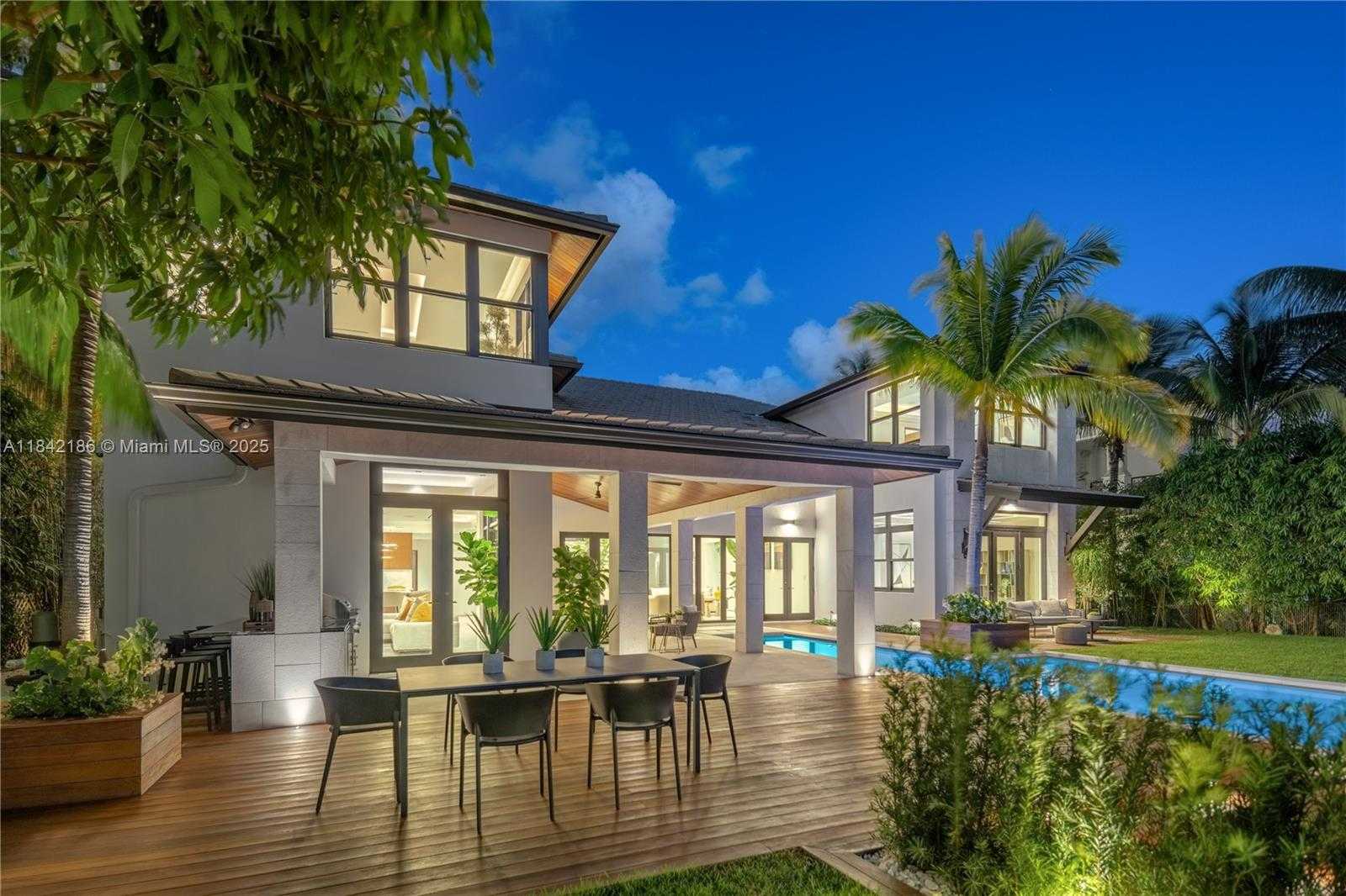 Small Image of 4241 PALM LN, Miami Number 90