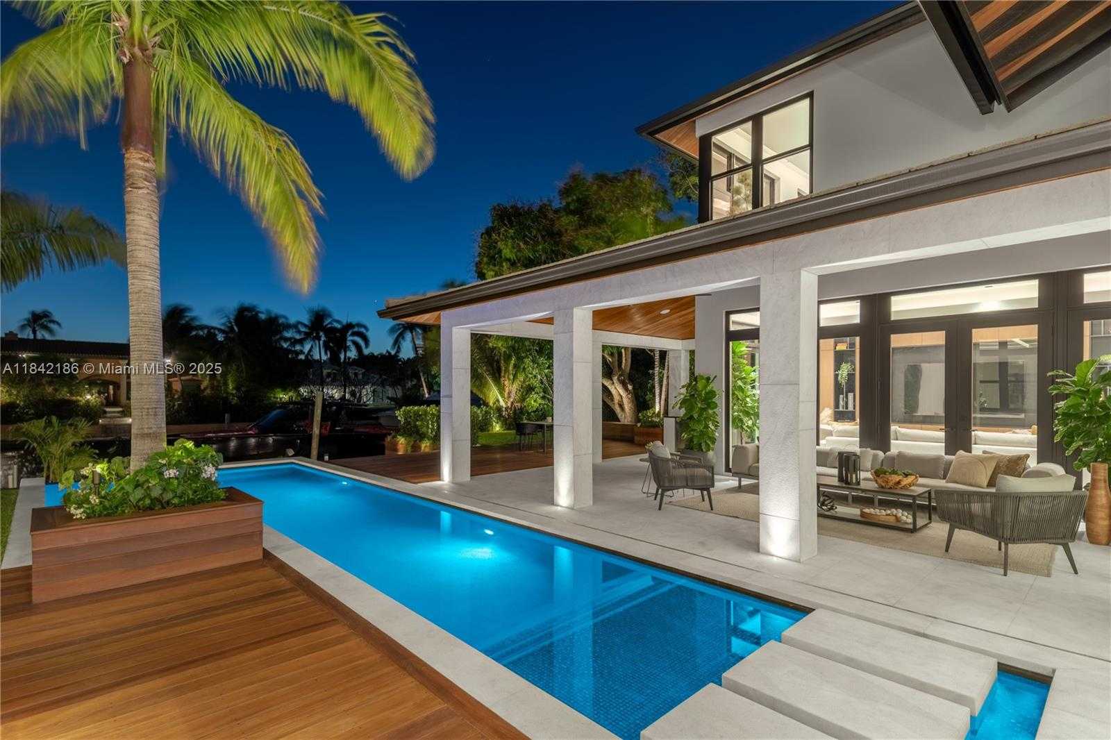 Small Image of 4241 PALM LN, Miami Number 91
