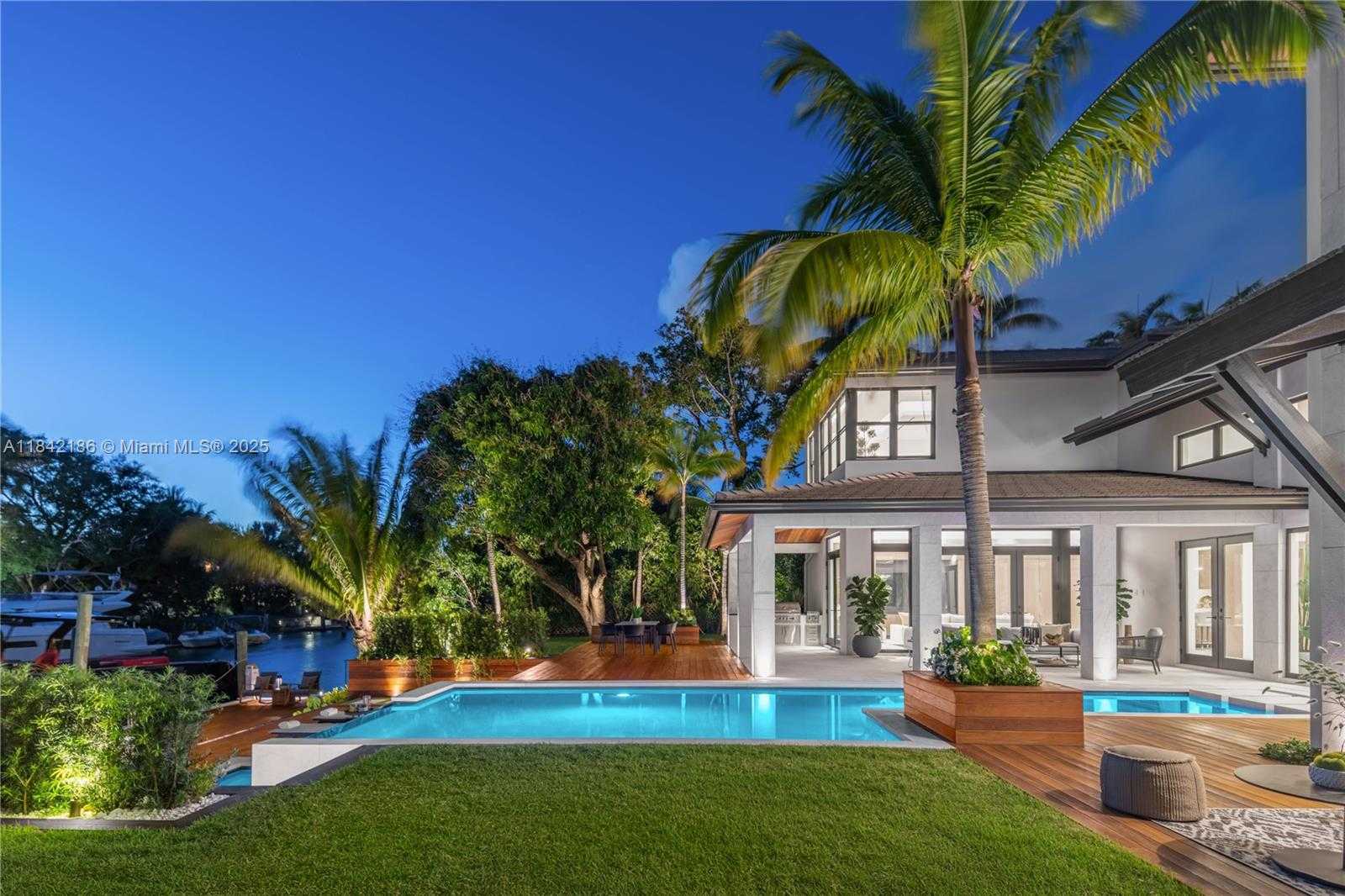 Small Image of 4241 PALM LN, Miami Number 92