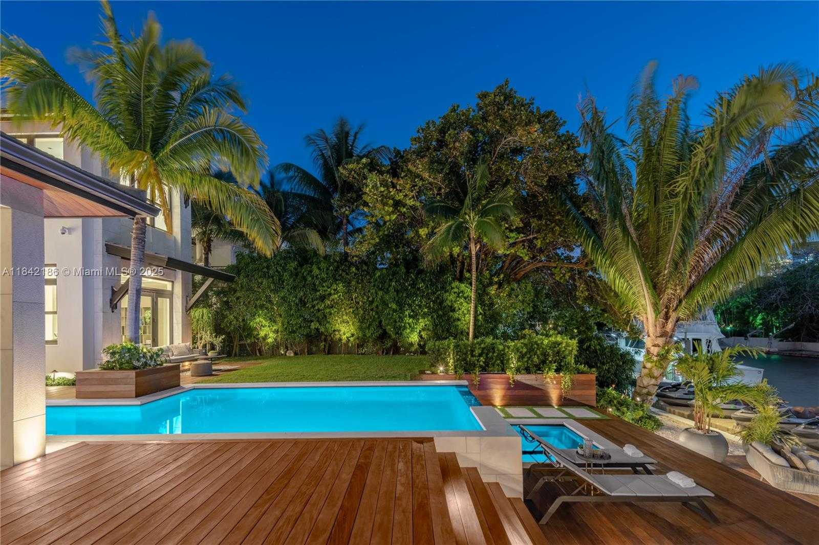 Small Image of 4241 PALM LN, Miami Number 93