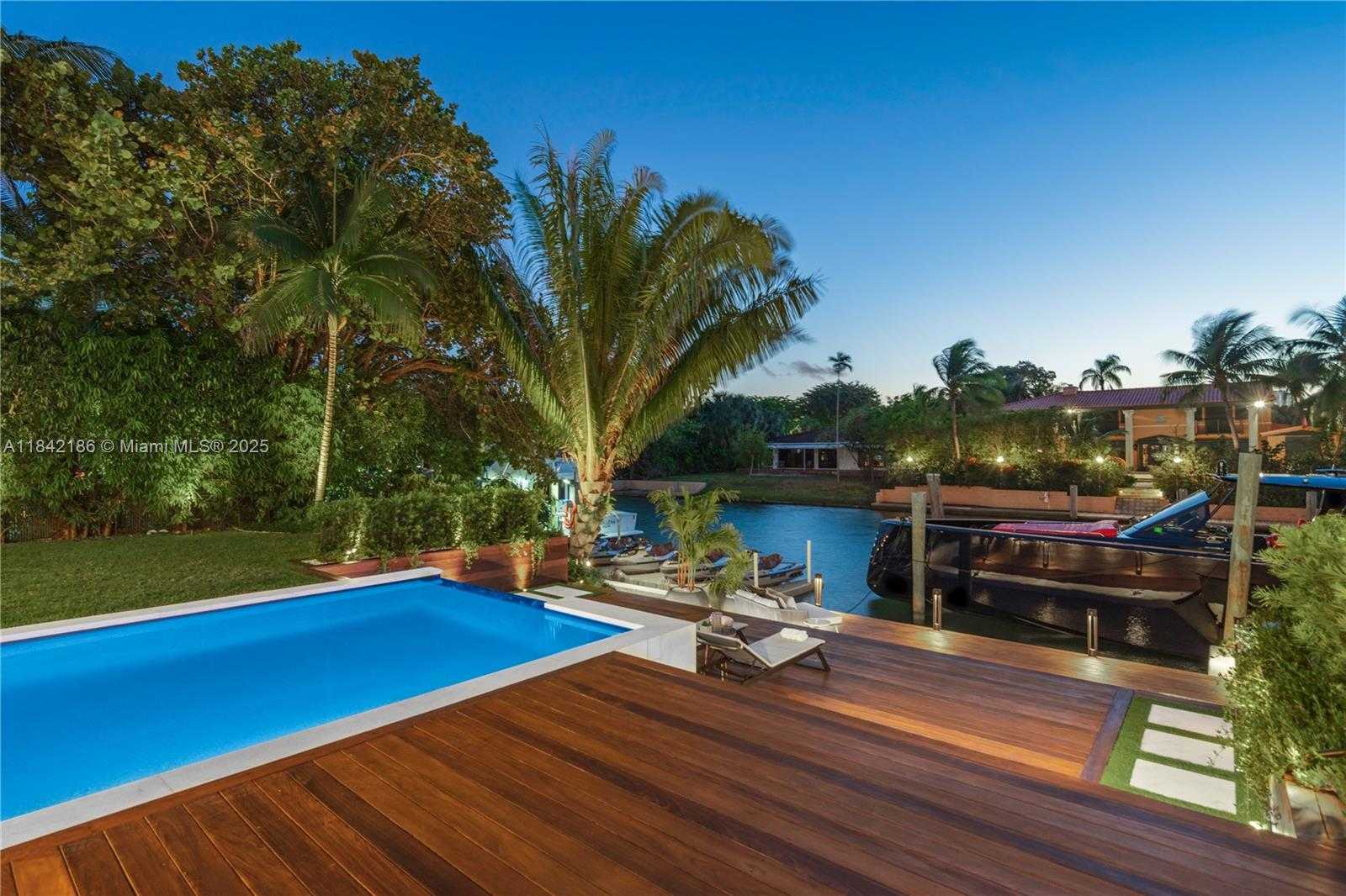Small Image of 4241 PALM LN, Miami Number 94