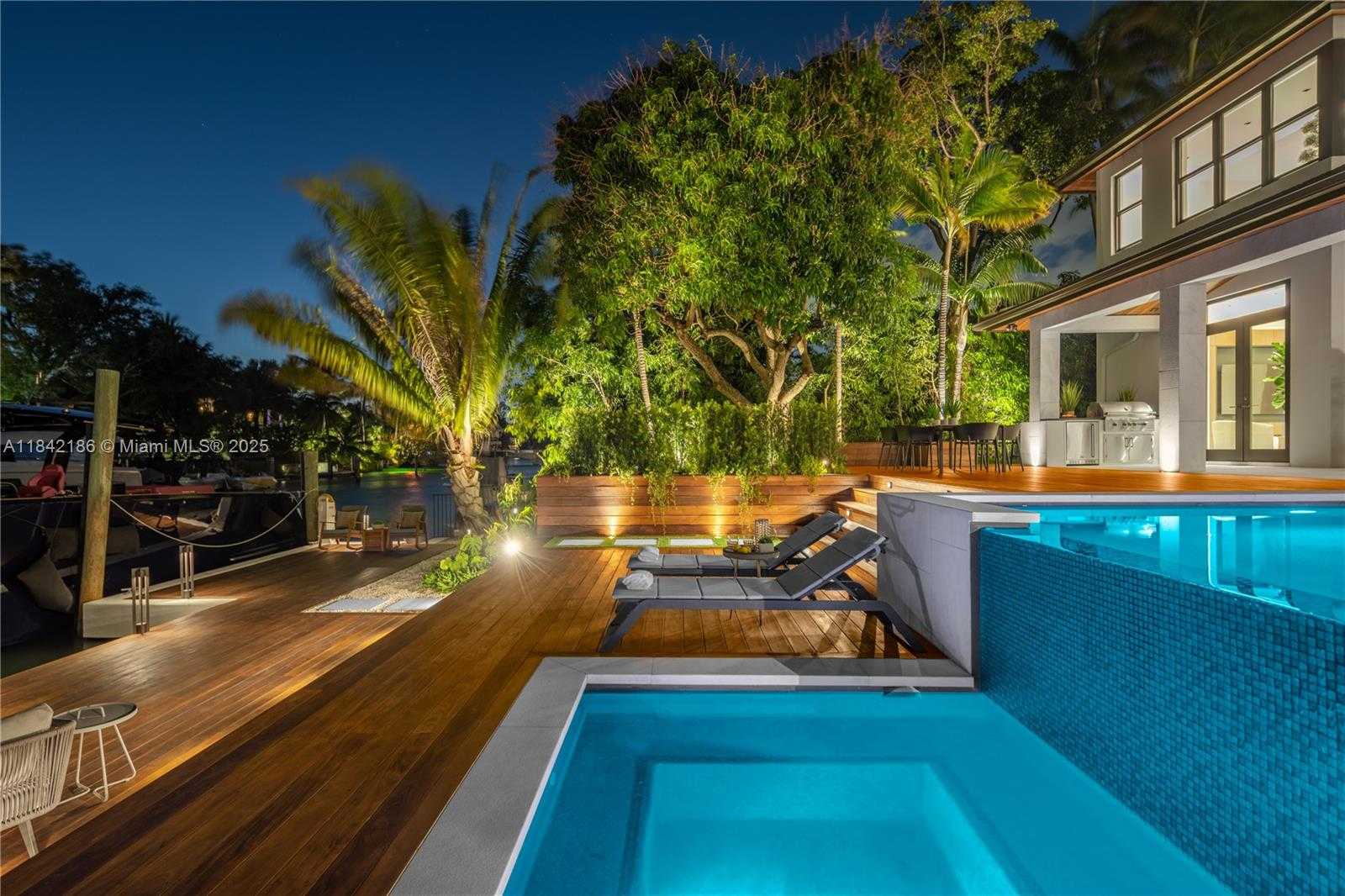 Small Image of 4241 PALM LN, Miami Number 95