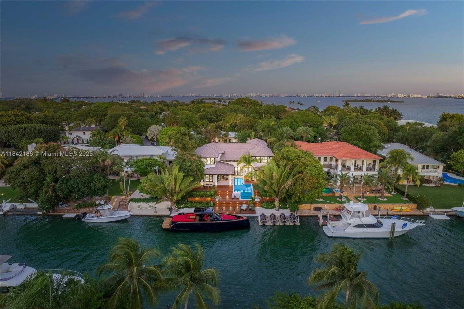 Small Image of 4241 PALM LN, Miami Number 97