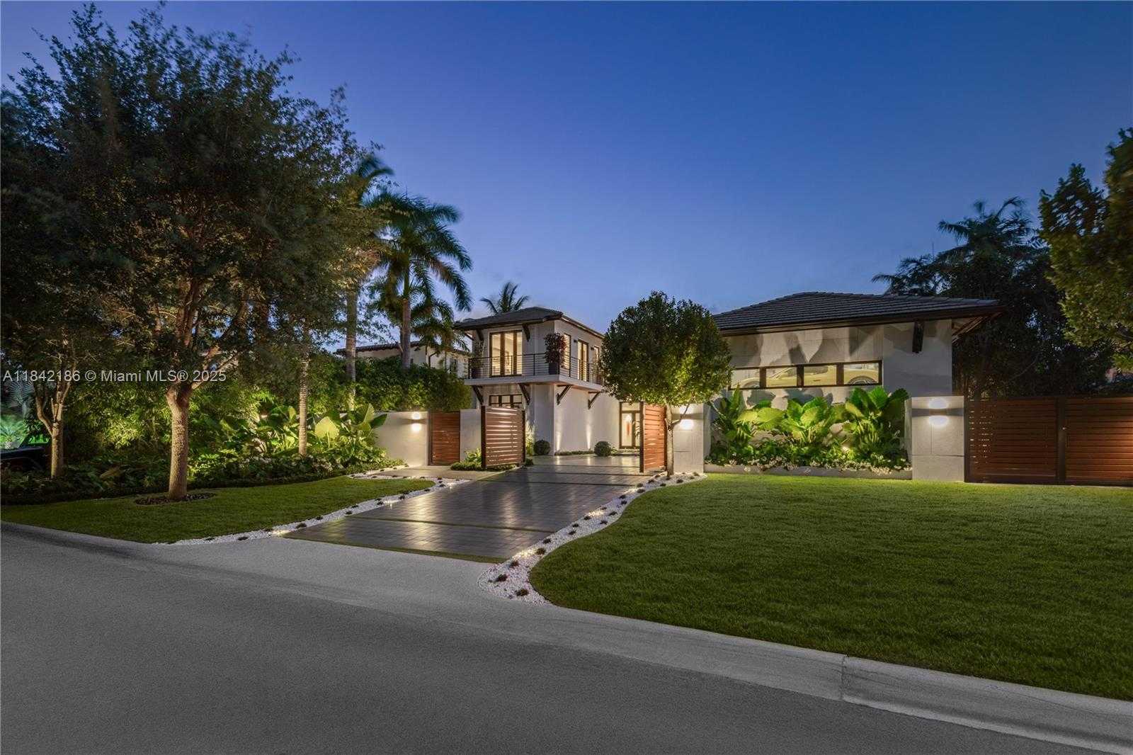 Small Image of 4241 PALM LN, Miami Number 98