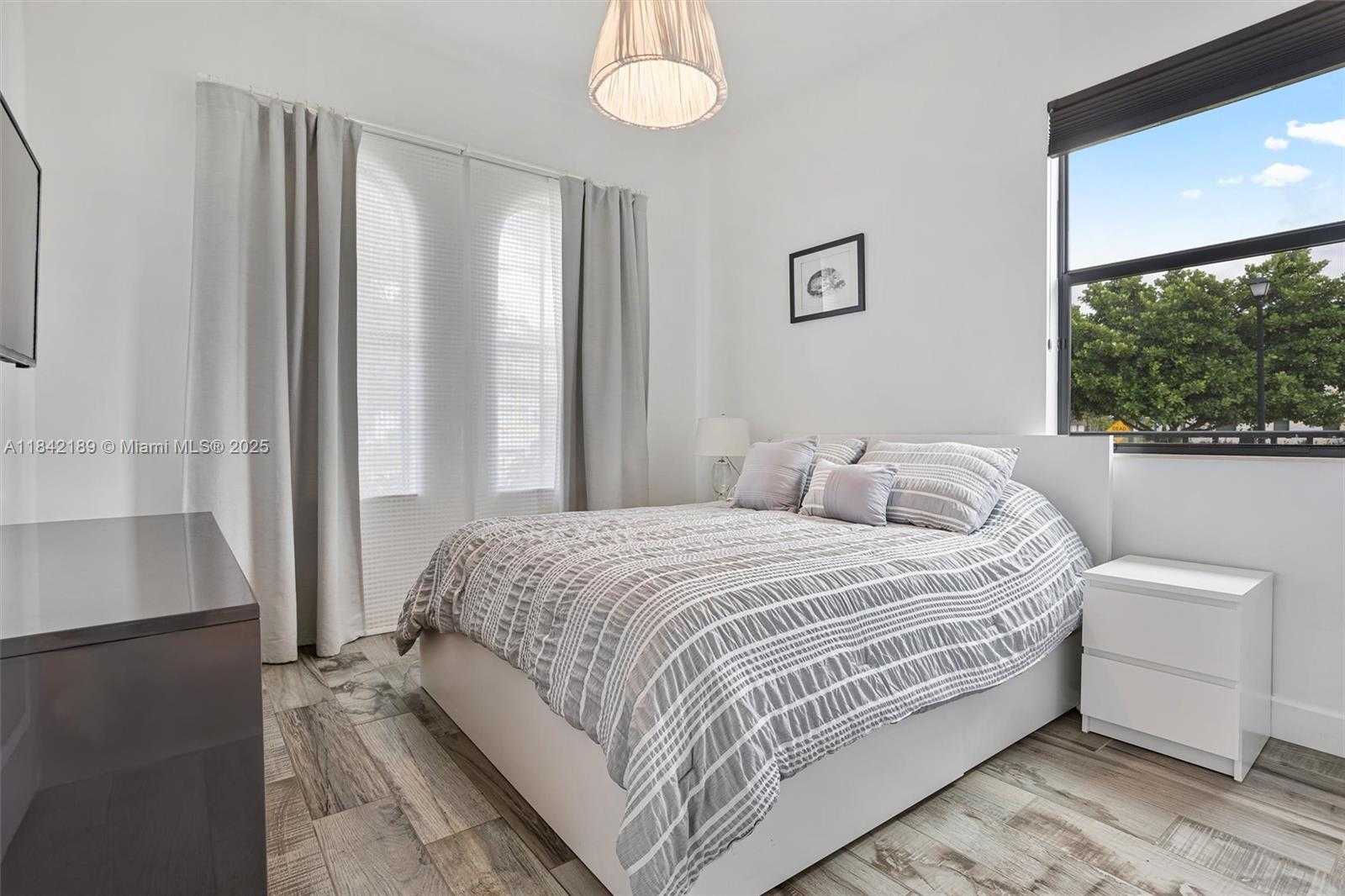 Small Image of 1126 SOUTH WEST 113TH WAY, Pembroke Pines Number 21
