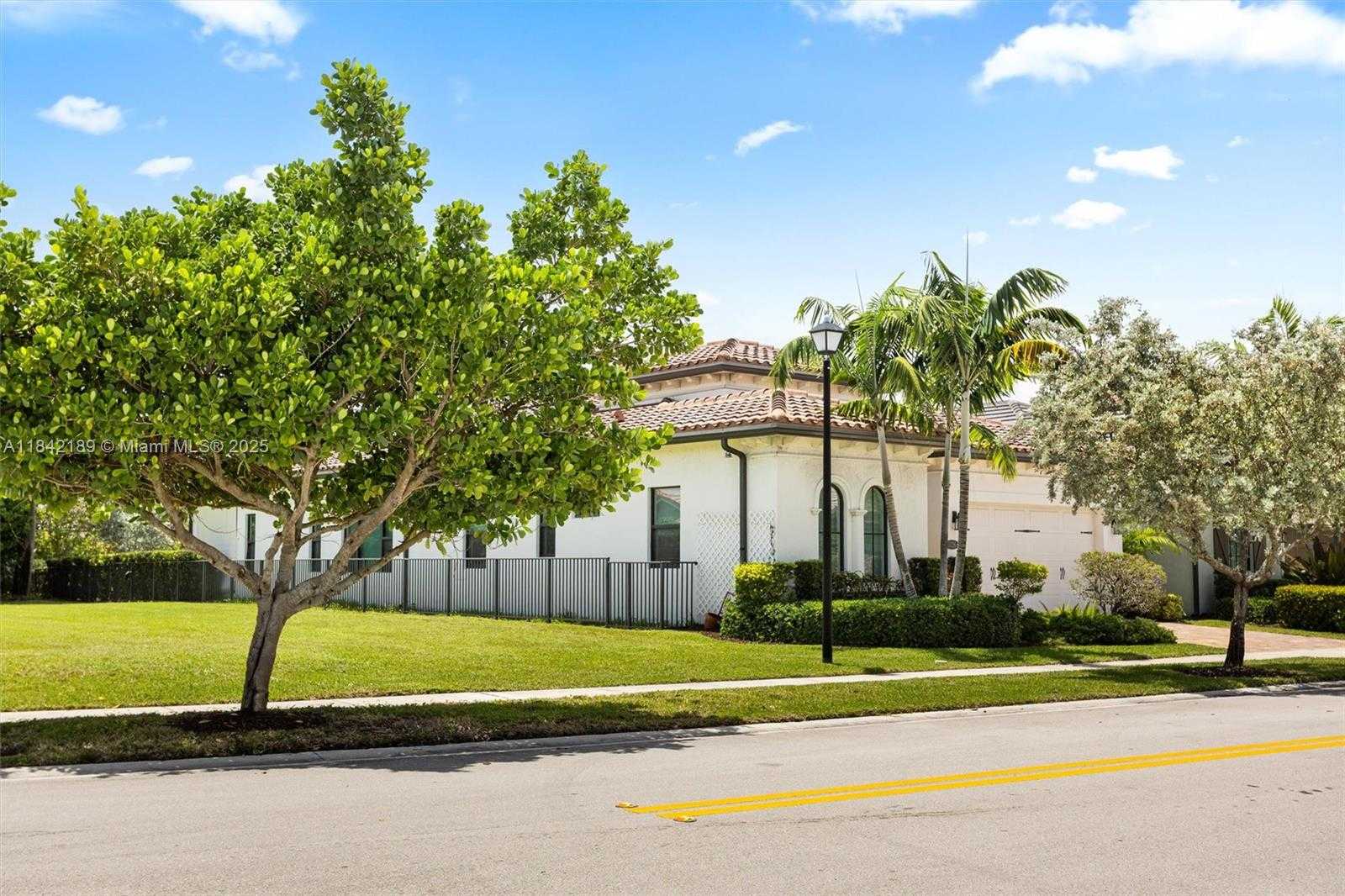 Small Image of 1126 SOUTH WEST 113TH WAY, Pembroke Pines Number 3