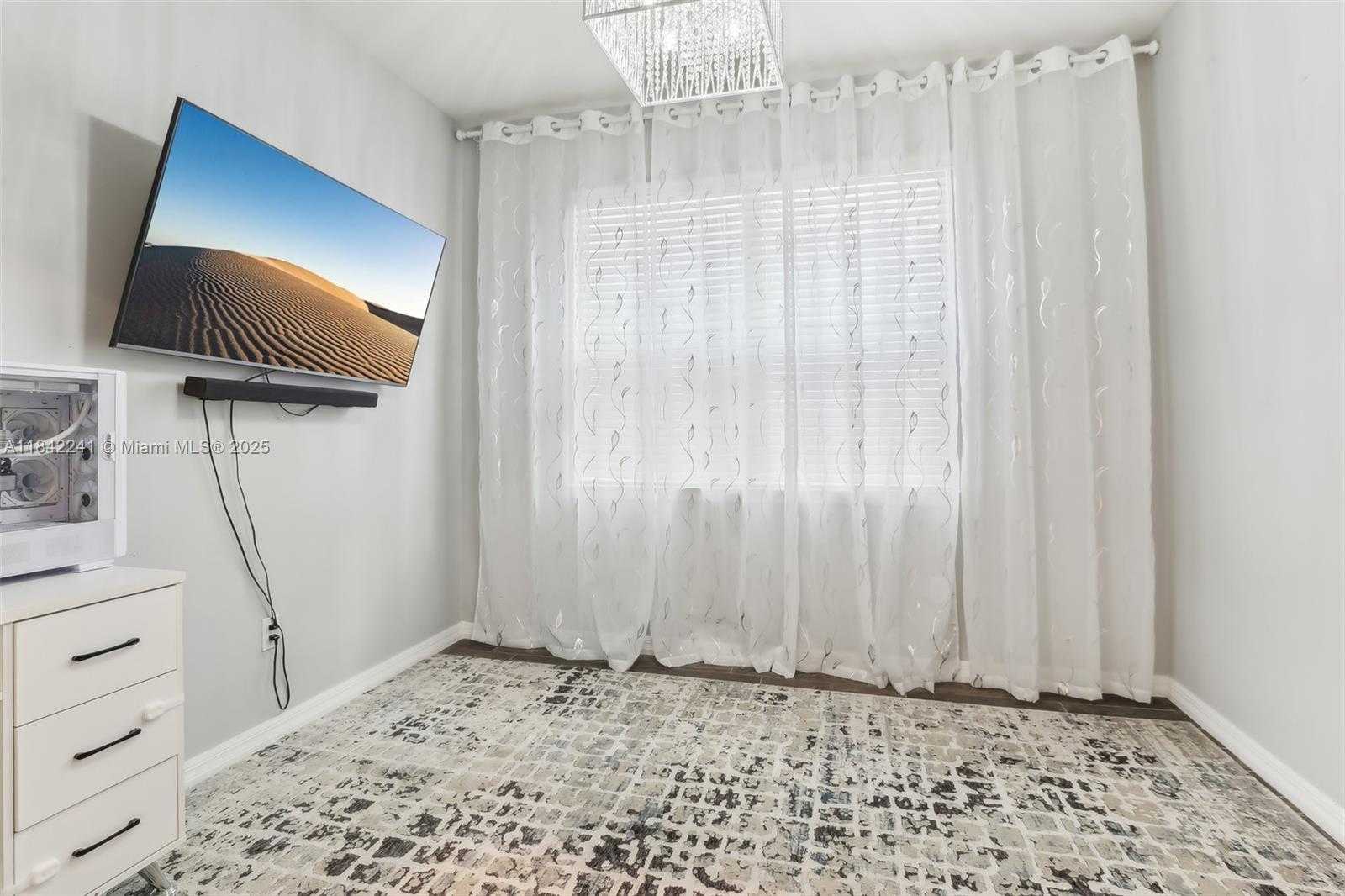 Small Image of 1402 MYRTLE OAK TER, Hollywood Number 20