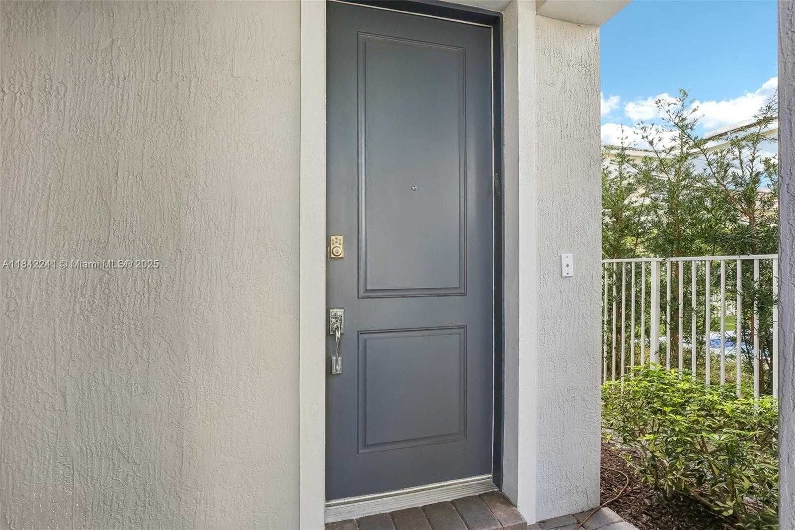 Small Image of 1402 MYRTLE OAK TER, Hollywood Number 5