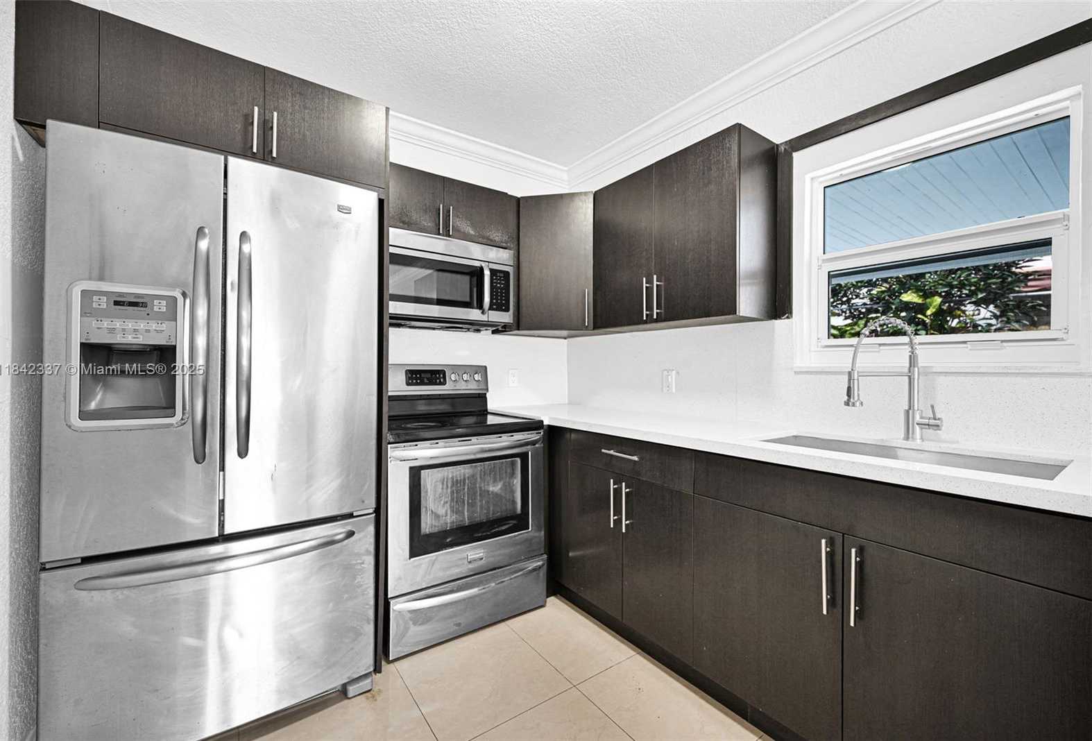 Small Image of 840 NORTH EAST 4TH PL, Hialeah Number 14