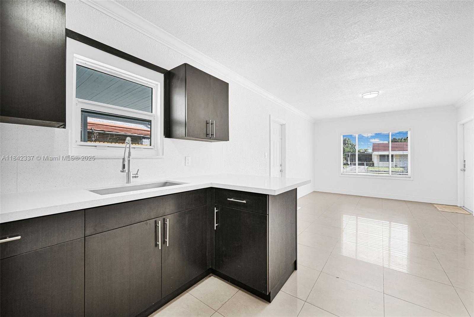 Small Image of 840 NORTH EAST 4TH PL, Hialeah Number 16