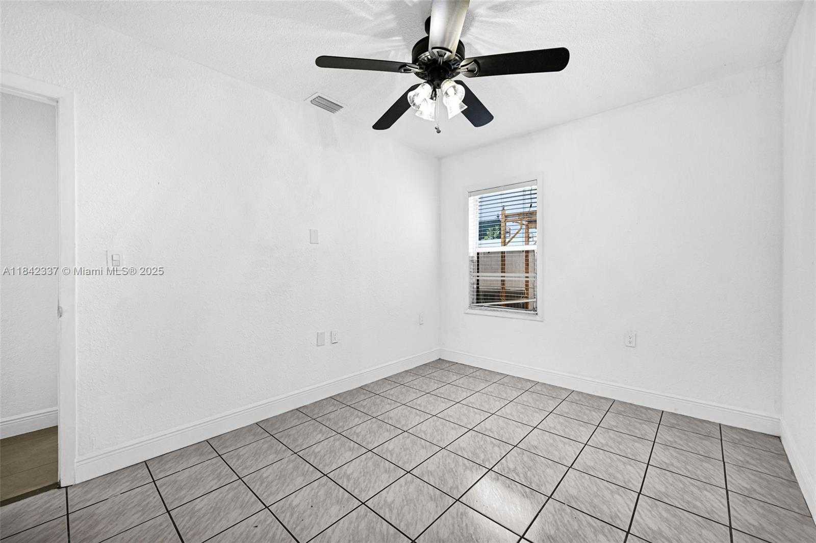 Small Image of 840 NORTH EAST 4TH PL, Hialeah Number 34