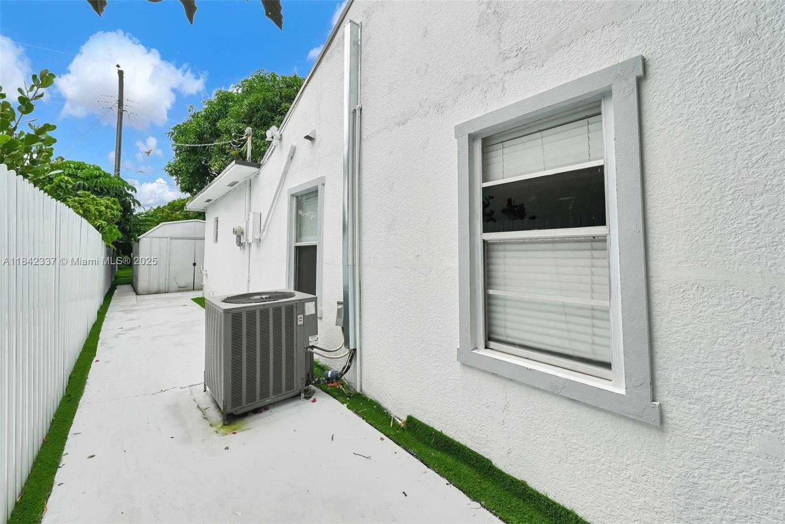 Small Image of 840 NORTH EAST 4TH PL, Hialeah Number 36
