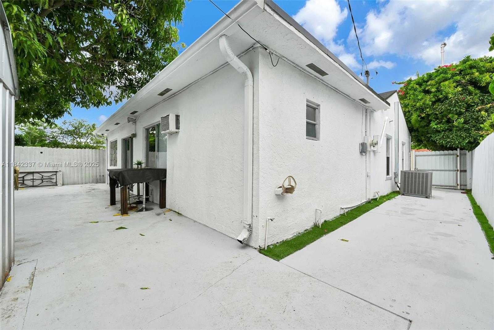 Small Image of 840 NORTH EAST 4TH PL, Hialeah Number 49