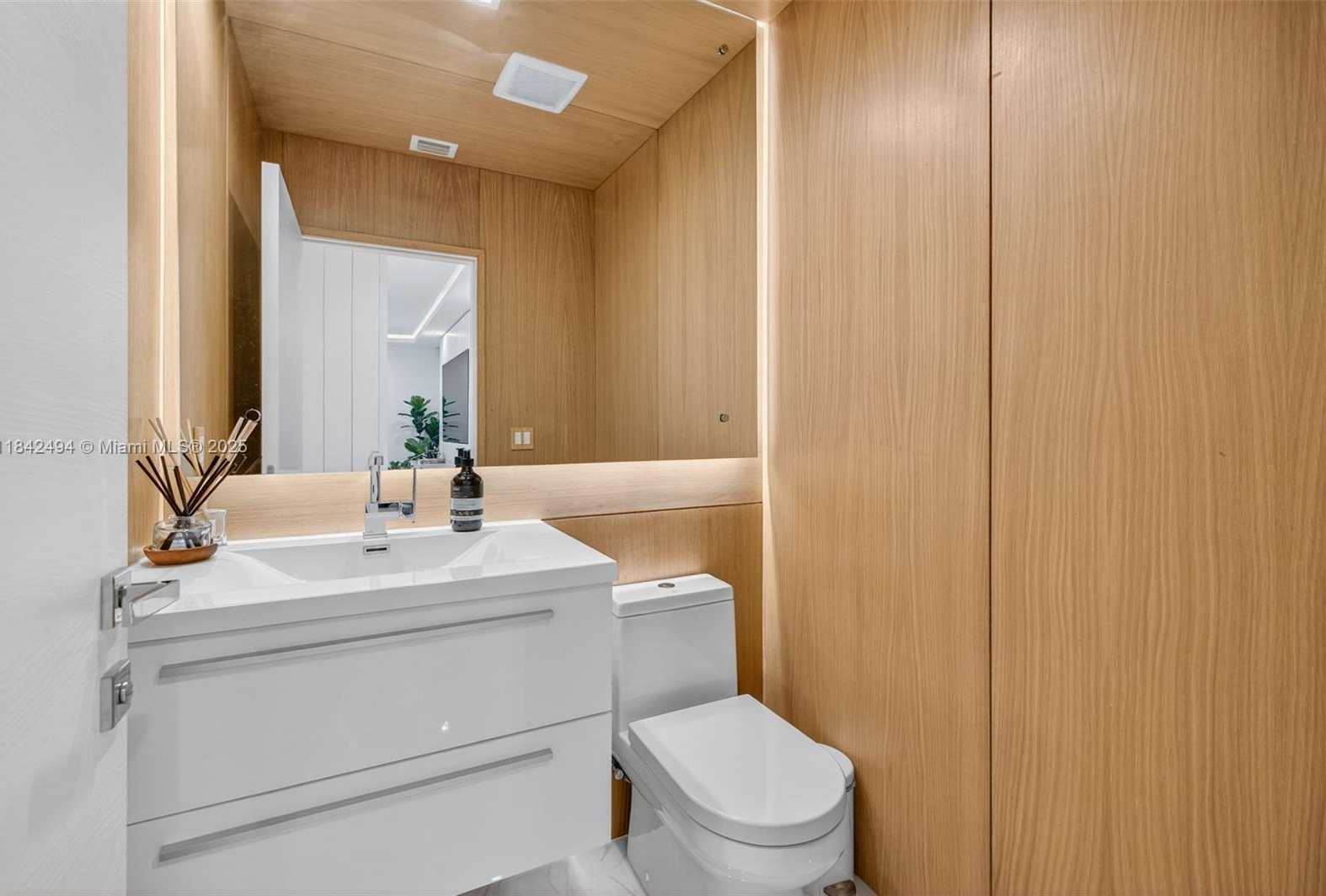 Small Image of 1001 DIPLOMAT PKWY, Hallandale Beach Number 10