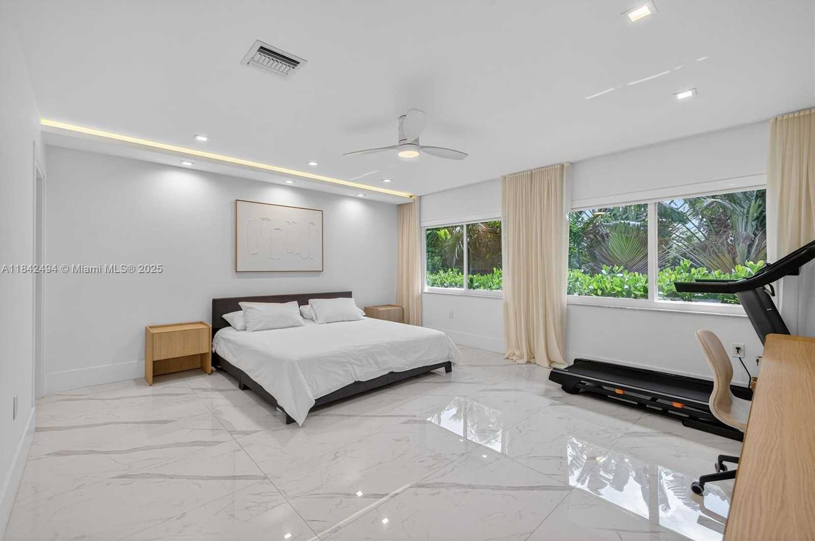 Small Image of 1001 DIPLOMAT PKWY, Hallandale Beach Number 11