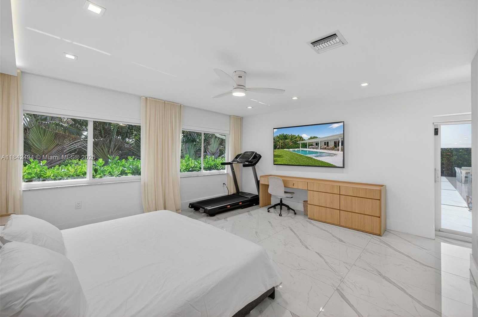 Small Image of 1001 DIPLOMAT PKWY, Hallandale Beach Number 12