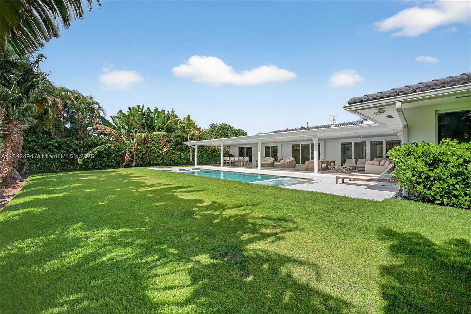 Small Image of 1001 DIPLOMAT PKWY, Hallandale Beach Number 2