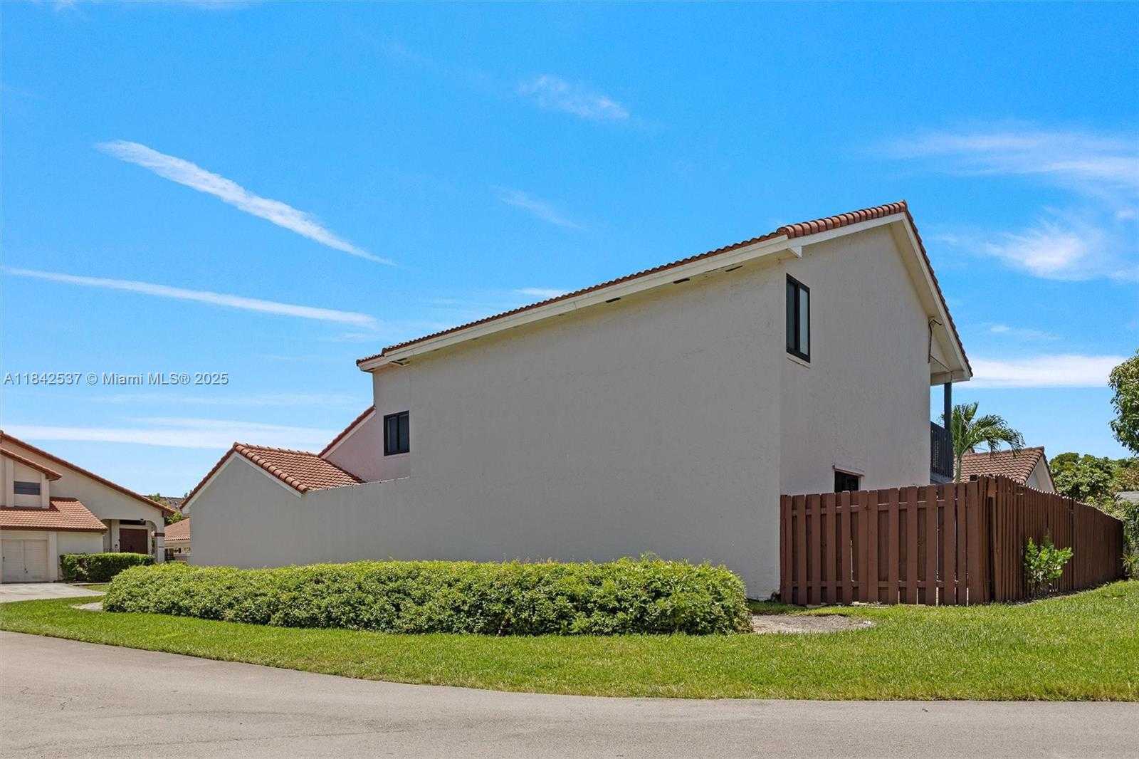 Small Image of 17532 NORTH WEST 61ST CT N, Hialeah Number 2