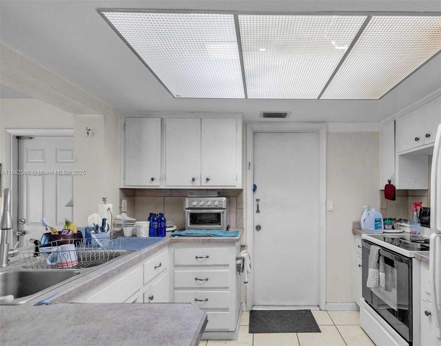 Small Image of 4906 NORTH WEST 53RD CT, Tamarac Number 4