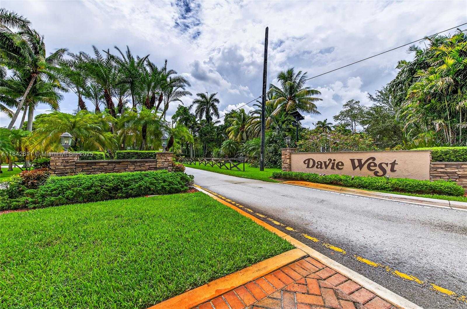 Small Image of 10751 SOUTH WEST 26TH CT, Davie Number 3