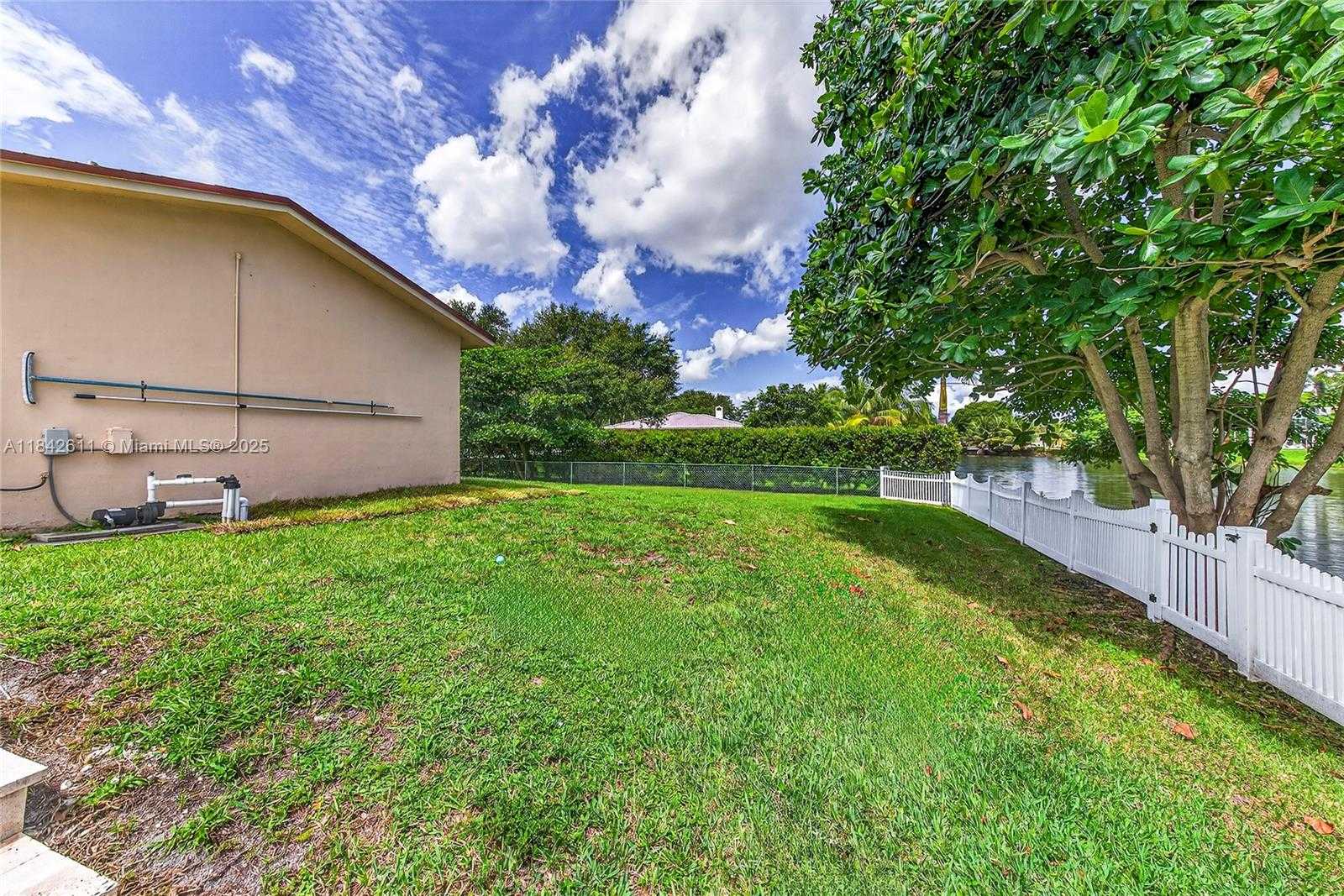 Small Image of 10751 SOUTH WEST 26TH CT, Davie Number 49