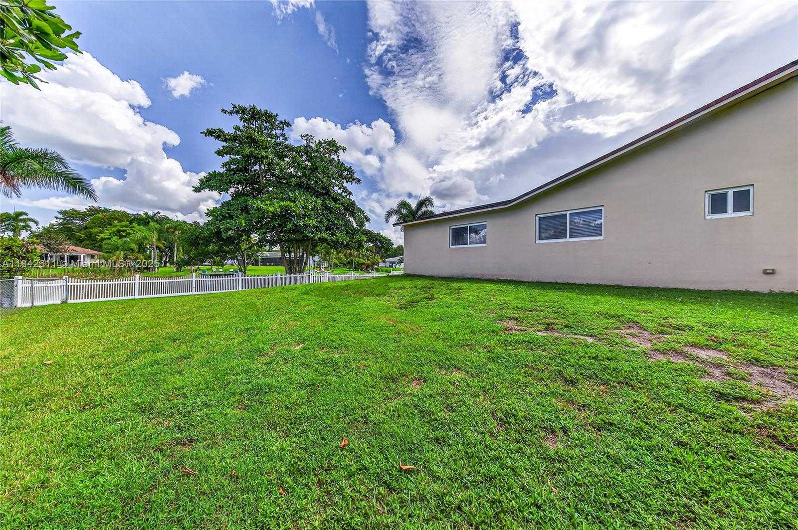 Small Image of 10751 SOUTH WEST 26TH CT, Davie Number 51