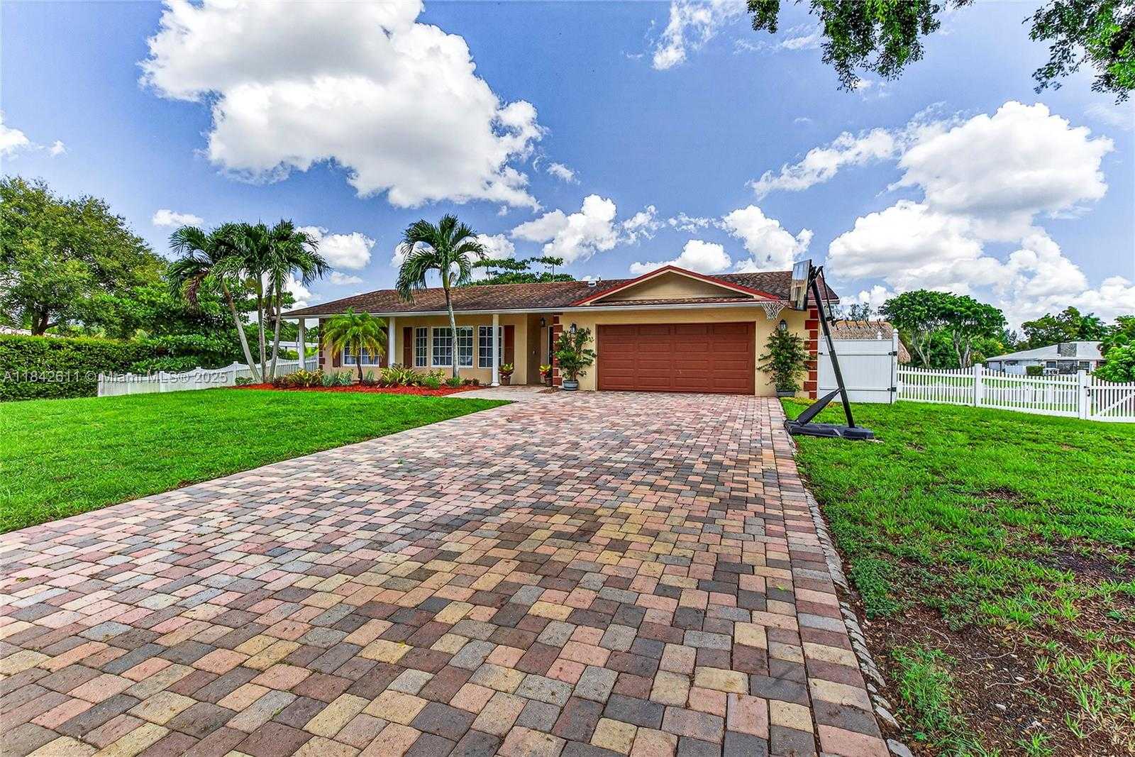 Small Image of 10751 SOUTH WEST 26TH CT, Davie Number 59