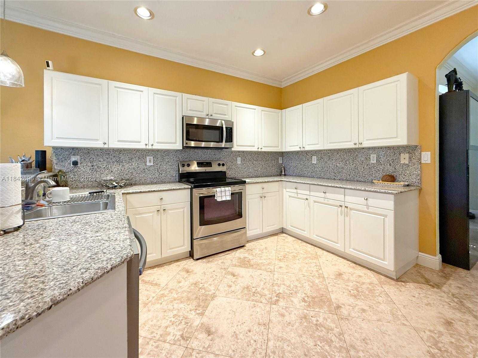 Small Image of 8934 SOUTH WEST 206TH ST, Cutler Bay Number 4