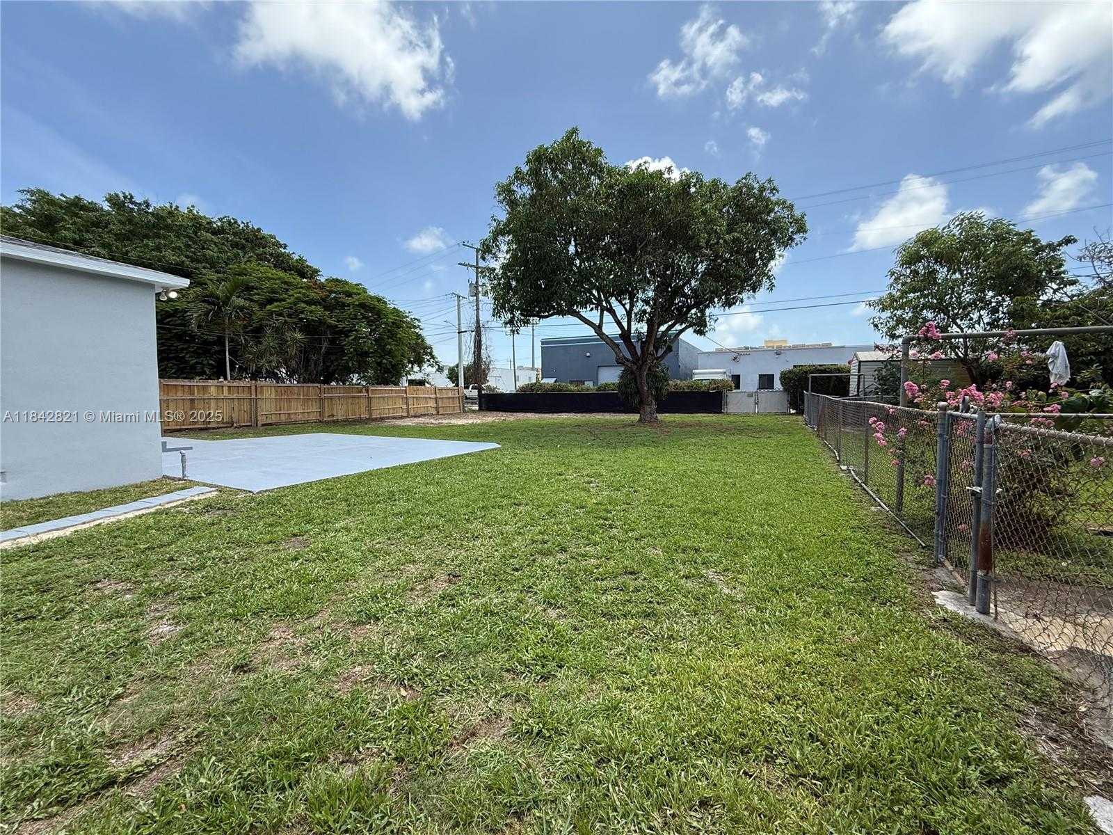 Small Image of 12235 NORTH EAST 12TH PL, North Miami Number 18