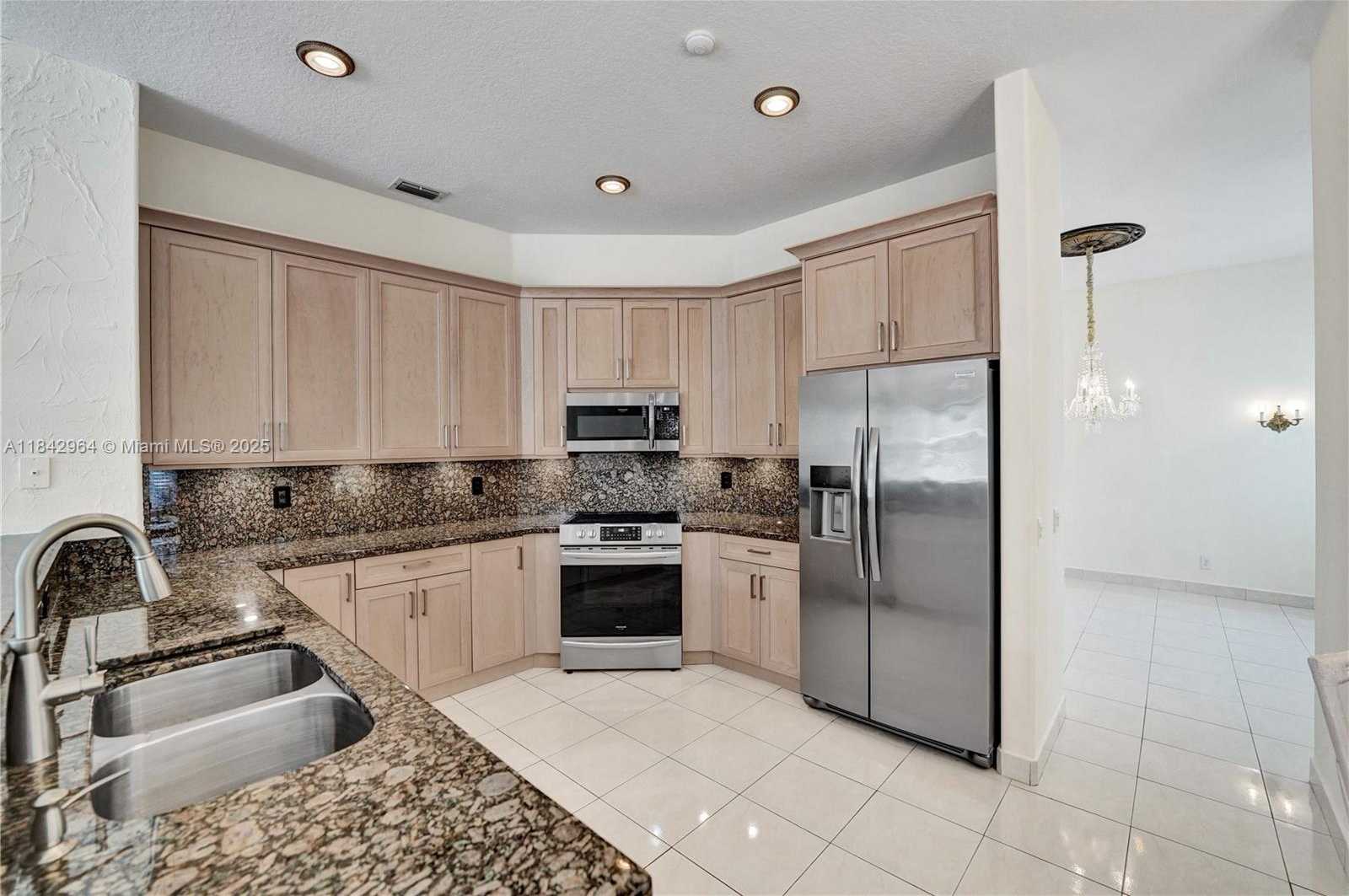 Small Image of 260 MONTCLAIRE DR, Weston Number 14