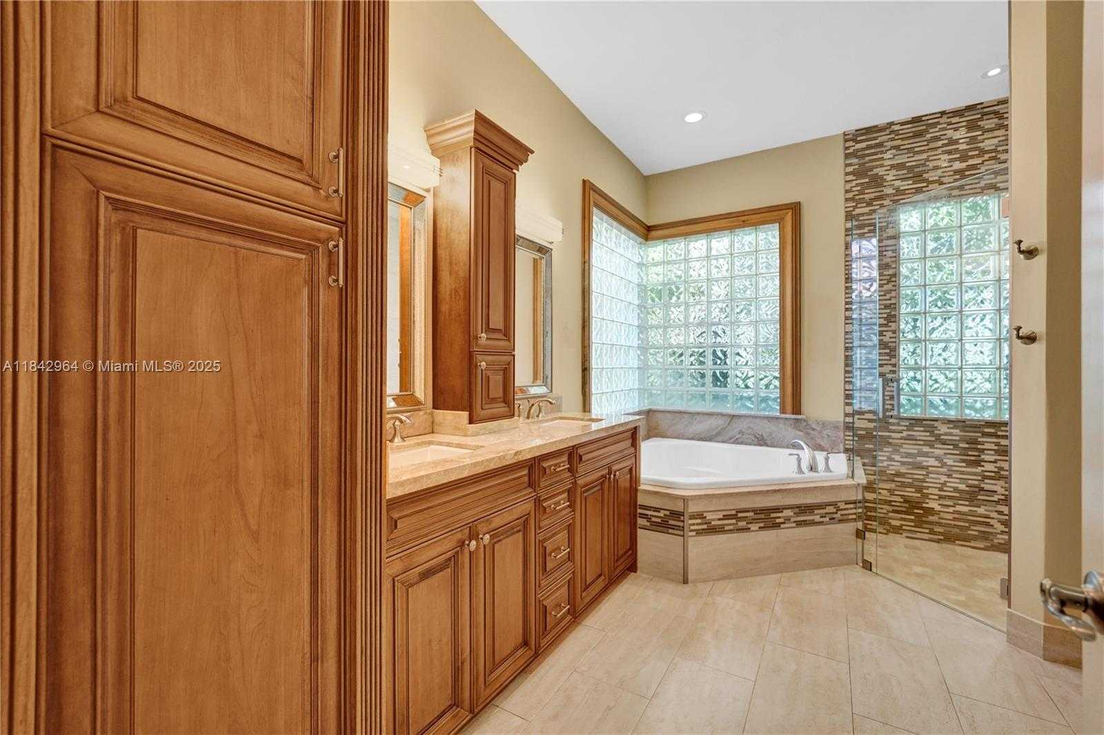 Small Image of 260 MONTCLAIRE DR, Weston Number 17