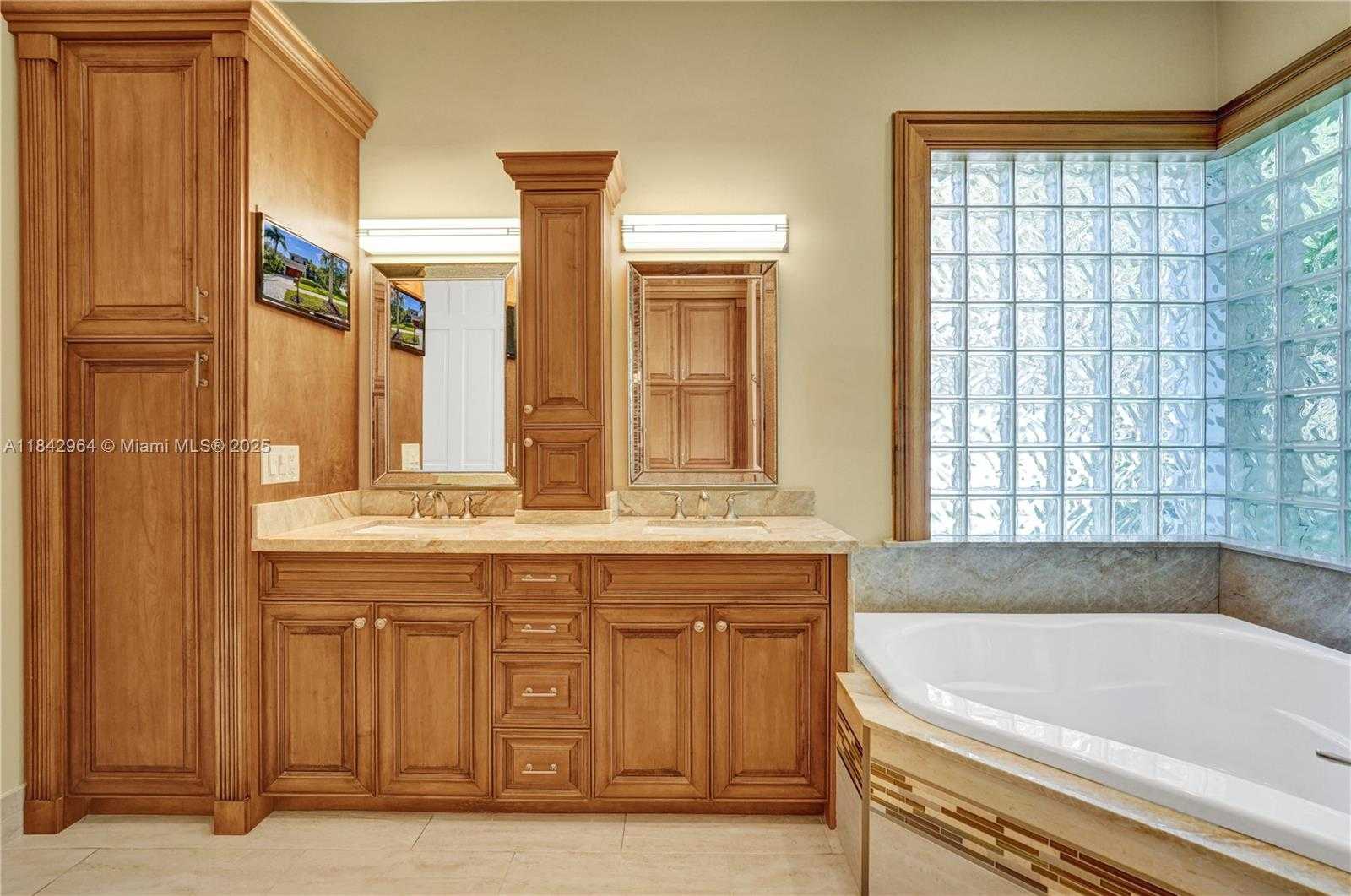Small Image of 260 MONTCLAIRE DR, Weston Number 18