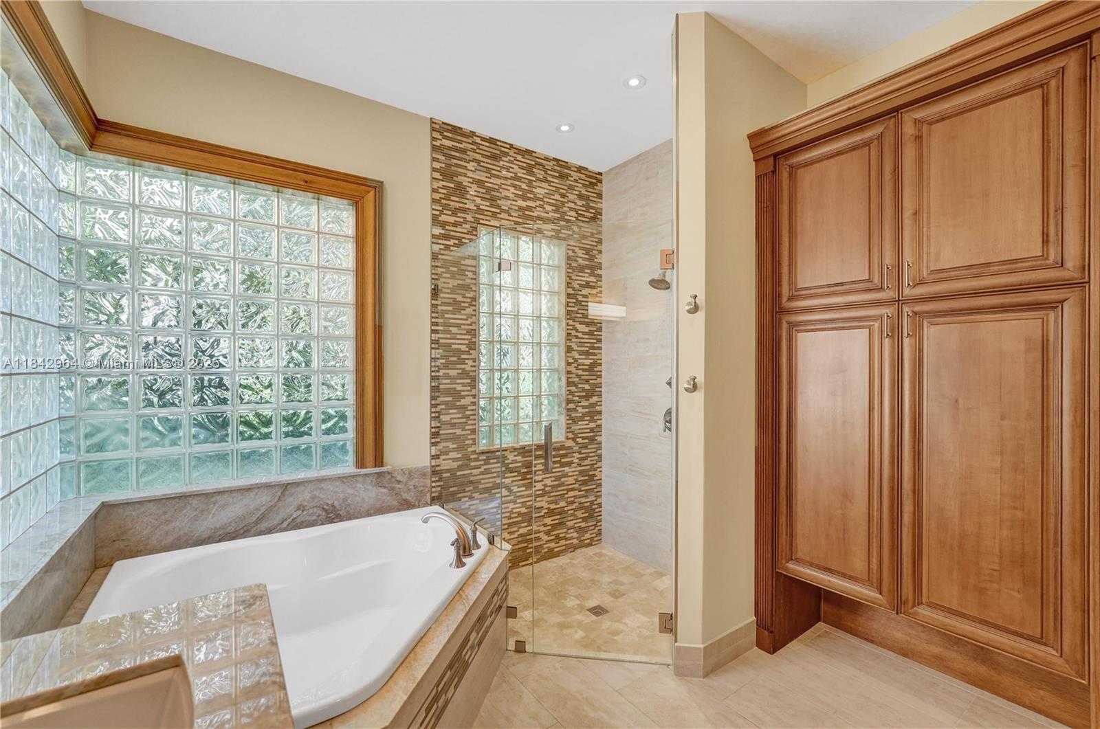 Small Image of 260 MONTCLAIRE DR, Weston Number 19