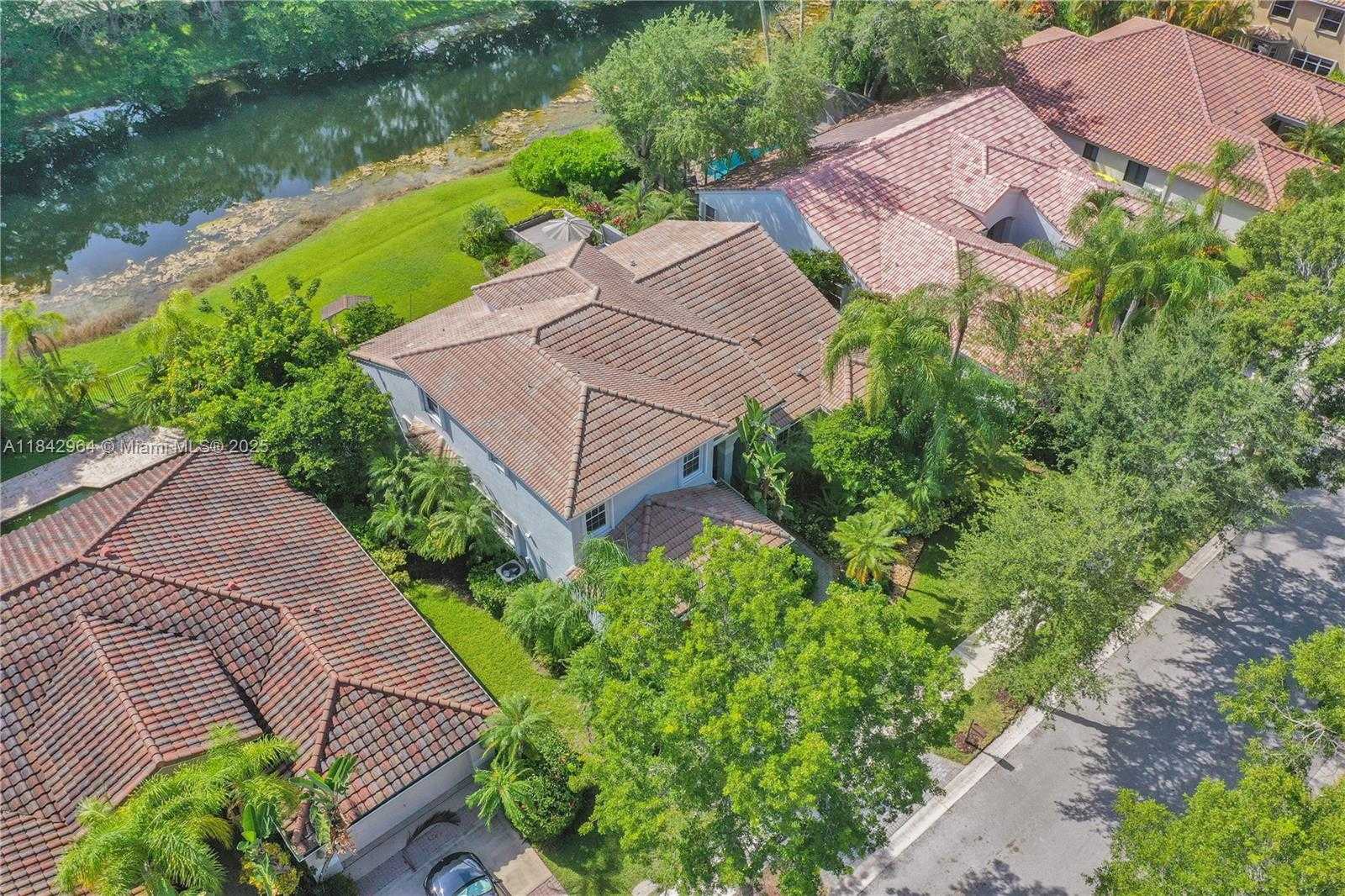 Small Image of 260 MONTCLAIRE DR, Weston Number 3