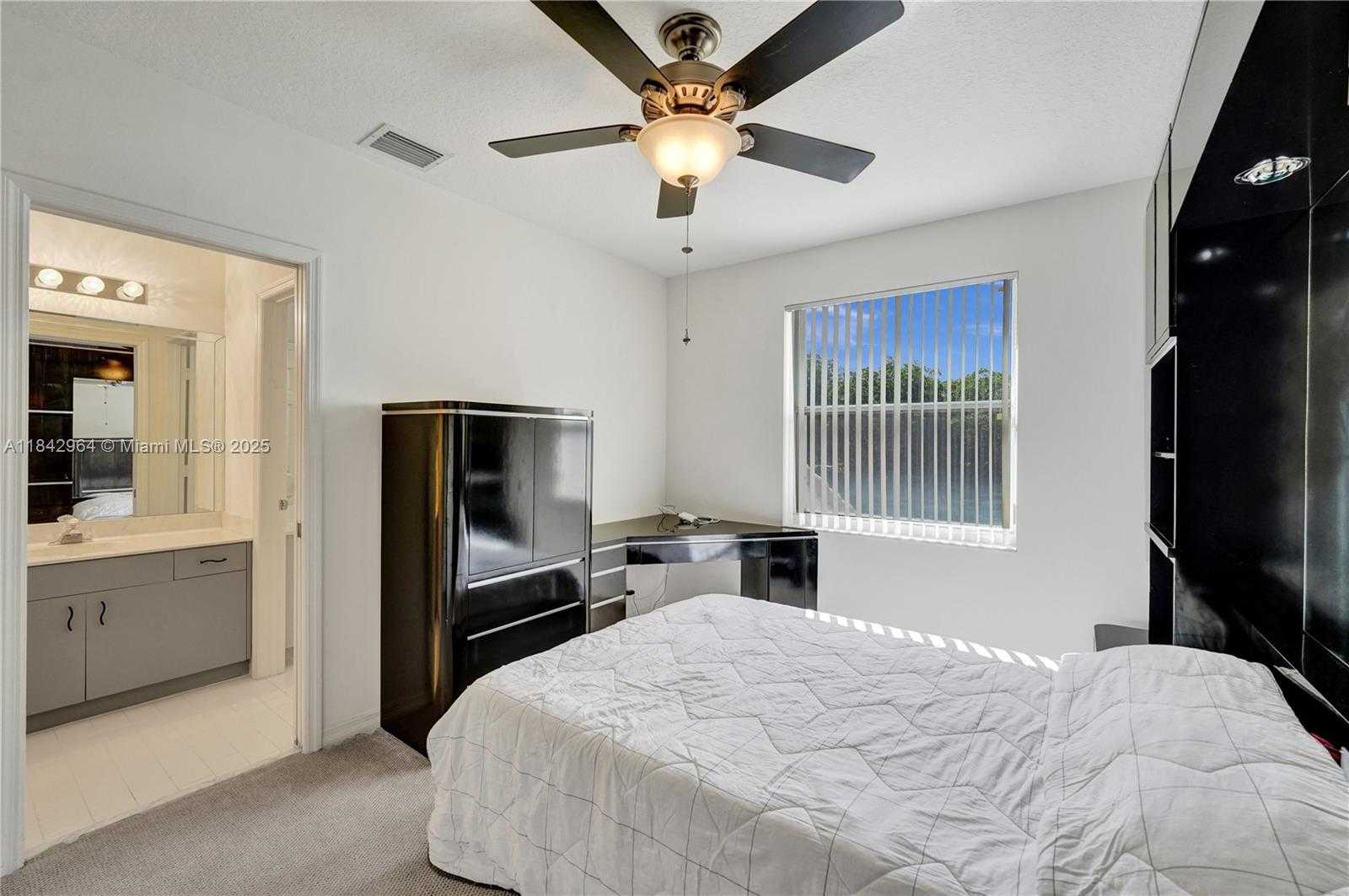 Small Image of 260 MONTCLAIRE DR, Weston Number 32