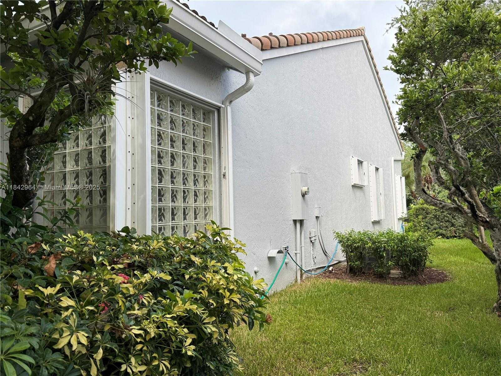 Small Image of 260 MONTCLAIRE DR, Weston Number 37