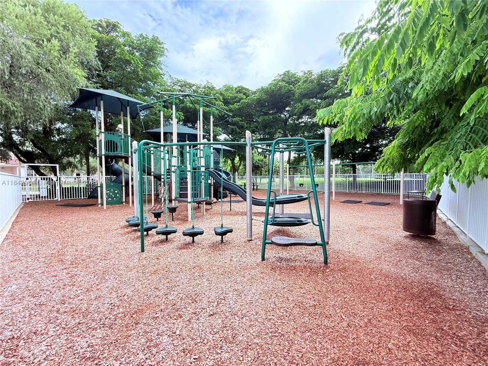 Small Image of 260 MONTCLAIRE DR, Weston Number 46