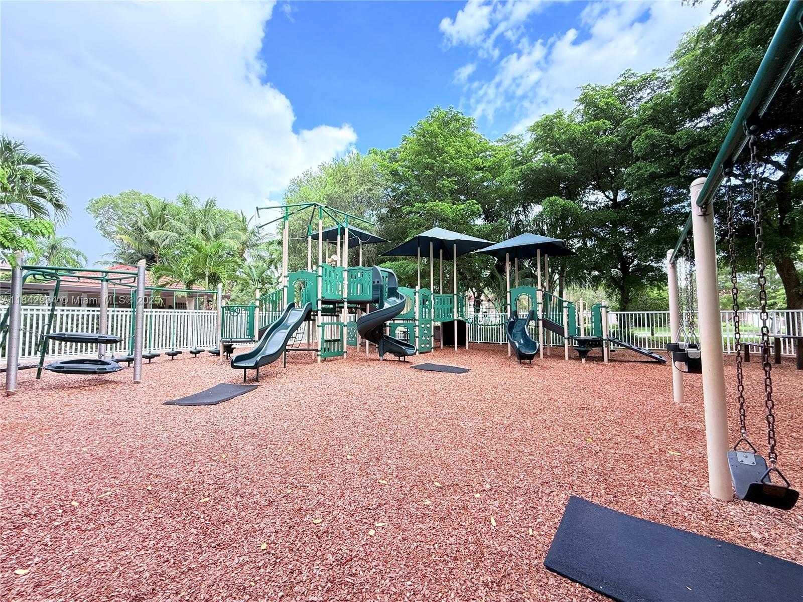 Small Image of 260 MONTCLAIRE DR, Weston Number 47