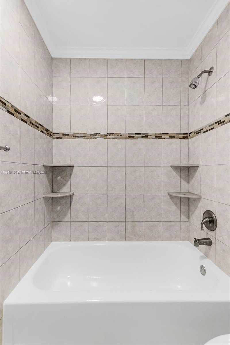 Small Image of 605 LAUREL WAY, North Lauderdale Number 17