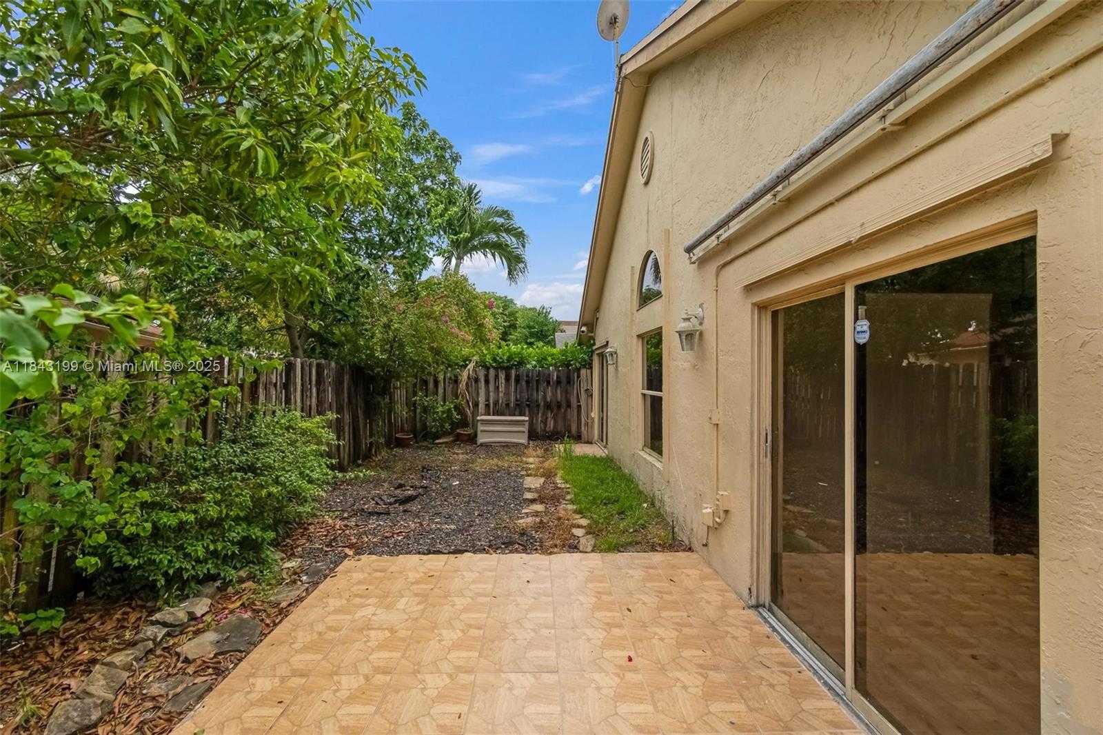 Small Image of 605 LAUREL WAY, North Lauderdale Number 24
