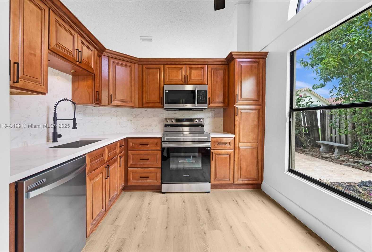 Small Image of 605 LAUREL WAY, North Lauderdale Number 4