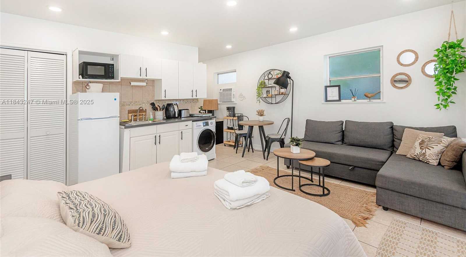 Small Image of 2506 HARDING ST, Hollywood Number 9