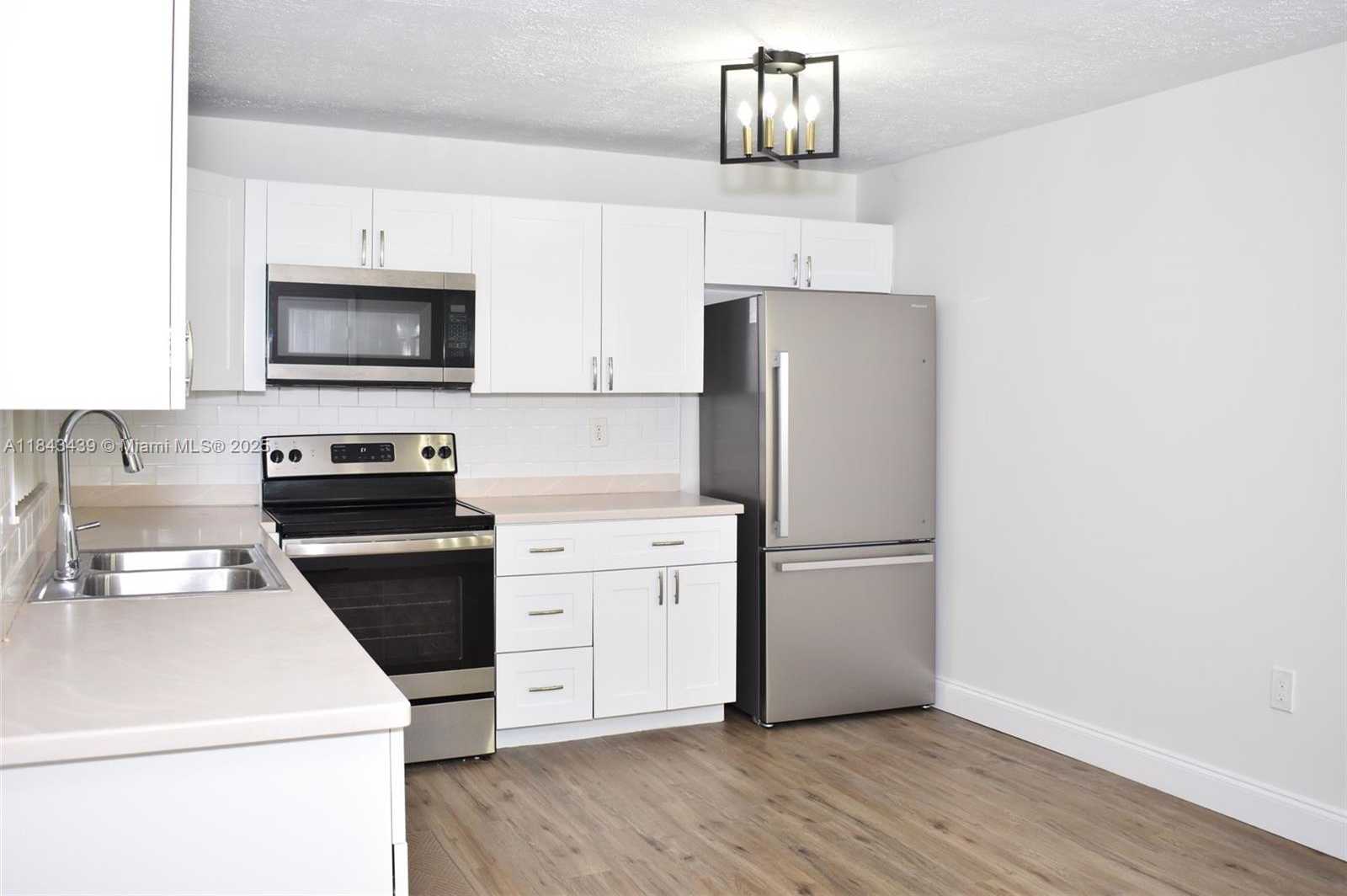 Small Image of 3041 NORTH 74TH AVE, Hollywood Number 2