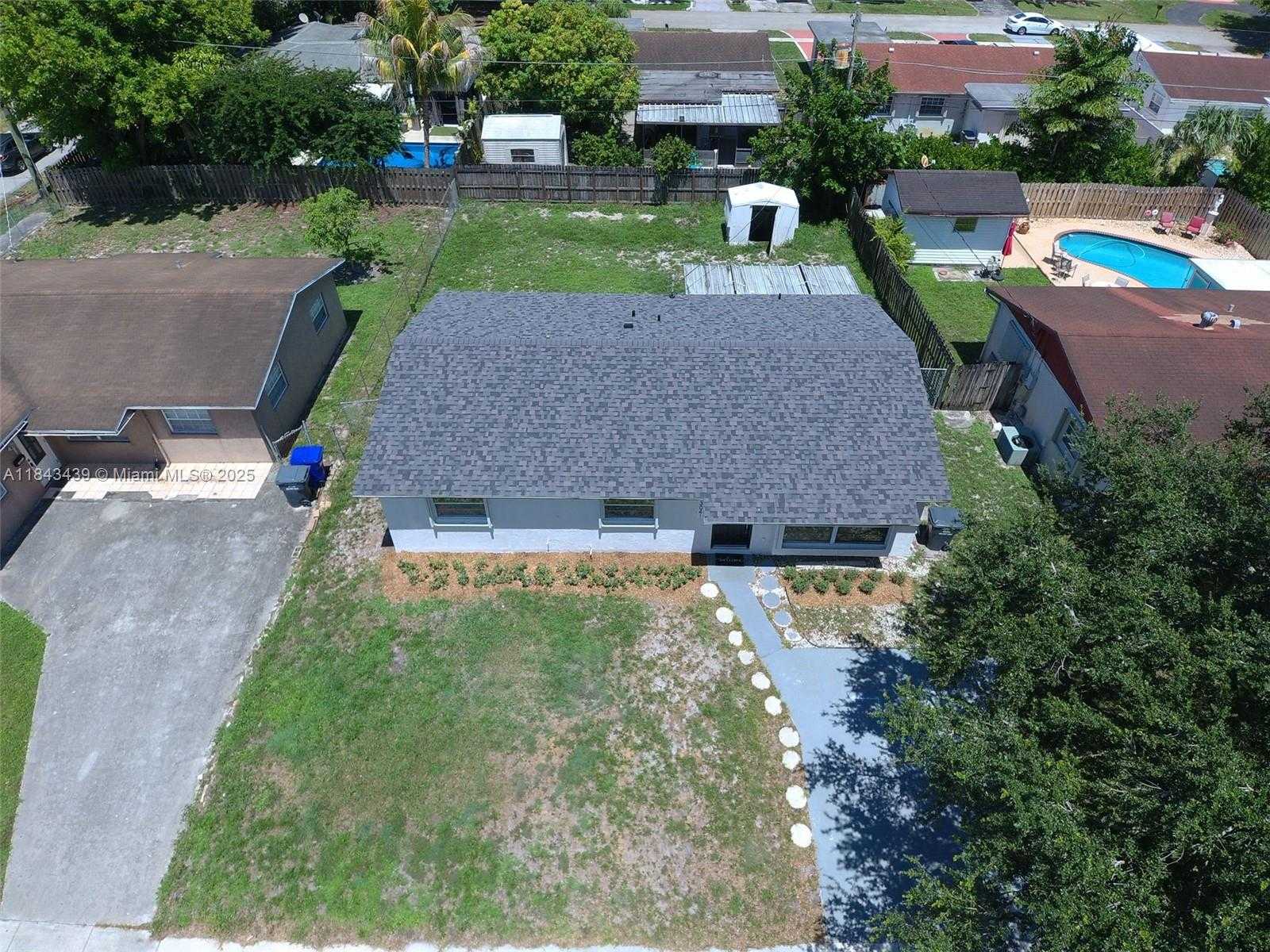 Small Image of 3041 NORTH 74TH AVE, Hollywood Number 38