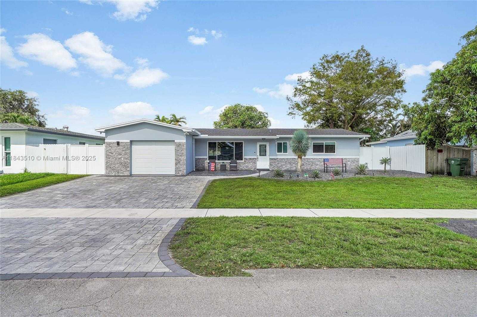 Small Image of 521 NORTH WEST 93RD TER, Pembroke Pines Number 2