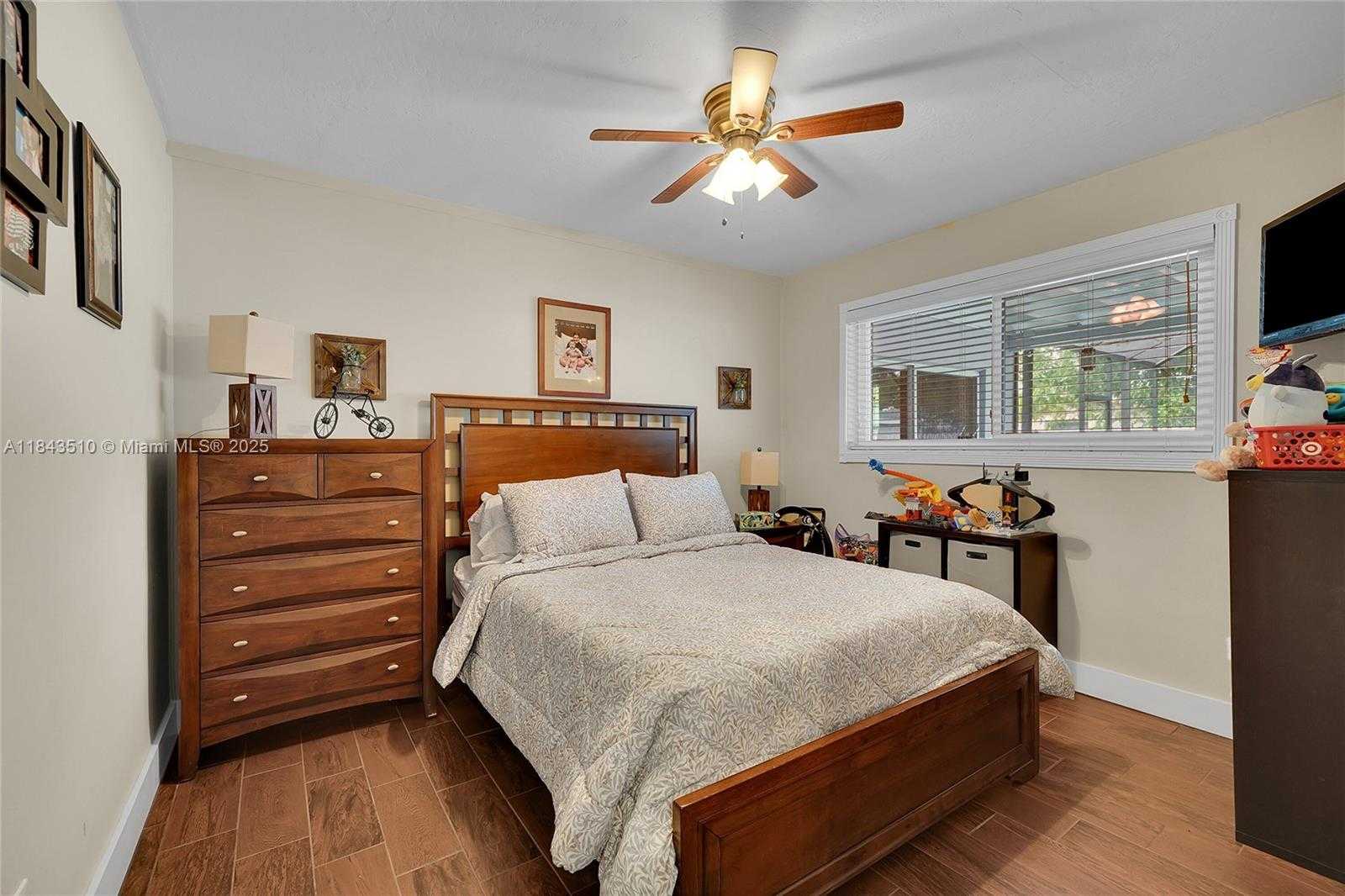 Small Image of 521 NORTH WEST 93RD TER, Pembroke Pines Number 32