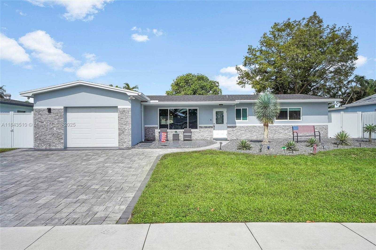 Small Image of 521 NORTH WEST 93RD TER, Pembroke Pines Number 4